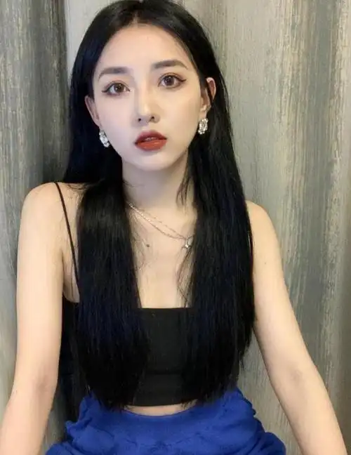 中分气质长发也适合鹅蛋脸,简单的中分发型却能将女性的气质发挥得