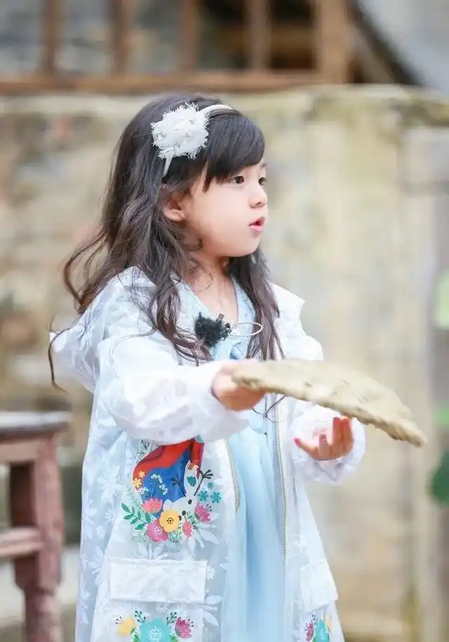 原创原本以为单眼皮的小泡芙会长残,没想到长大后还是那么可爱