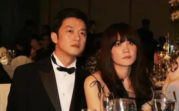 王菲谢霆锋官宣喜讯!李亚鹏直播大哭,炸上热搜.