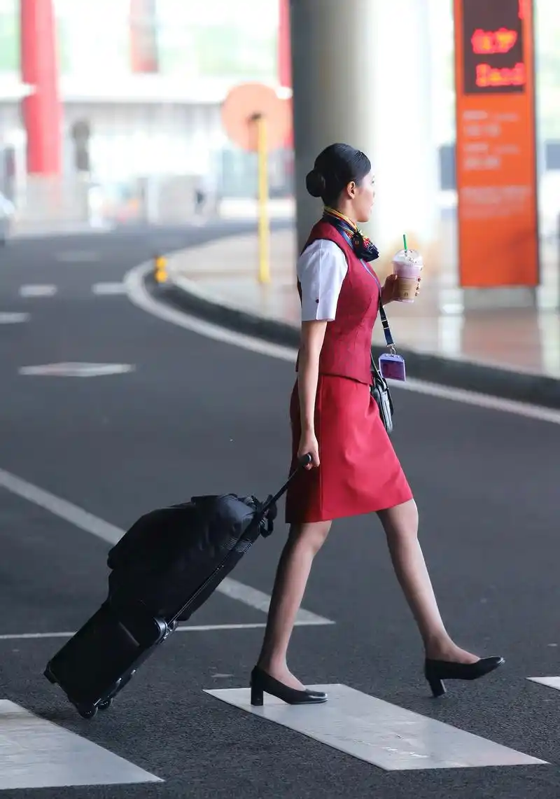 机场街拍下飞机时看到了很多空姐端庄秀丽很养眼