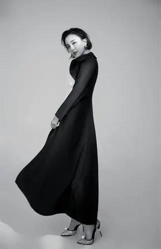 近日,吕佳容曝光一组最新性感时尚大片,图片中,吕佳容身穿白色深v吊带