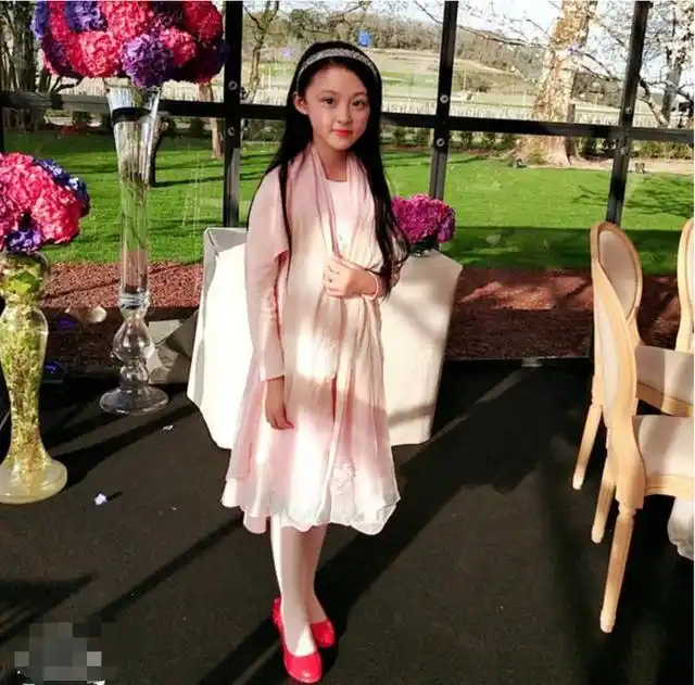 小四月近照曝光!赵薇在法国酒庄设豪华家宴!或将携女登综艺首秀