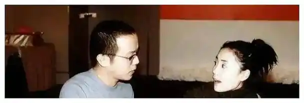 55岁窦唯罕露面!发福头发秃顶,变化大到无人识,在灵隐寺瞎溜