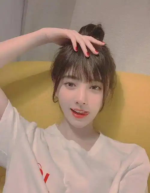 原创鞠婧祎狂晒18张库存照从素颜到浓妆清纯时尚随意切换果然是直男