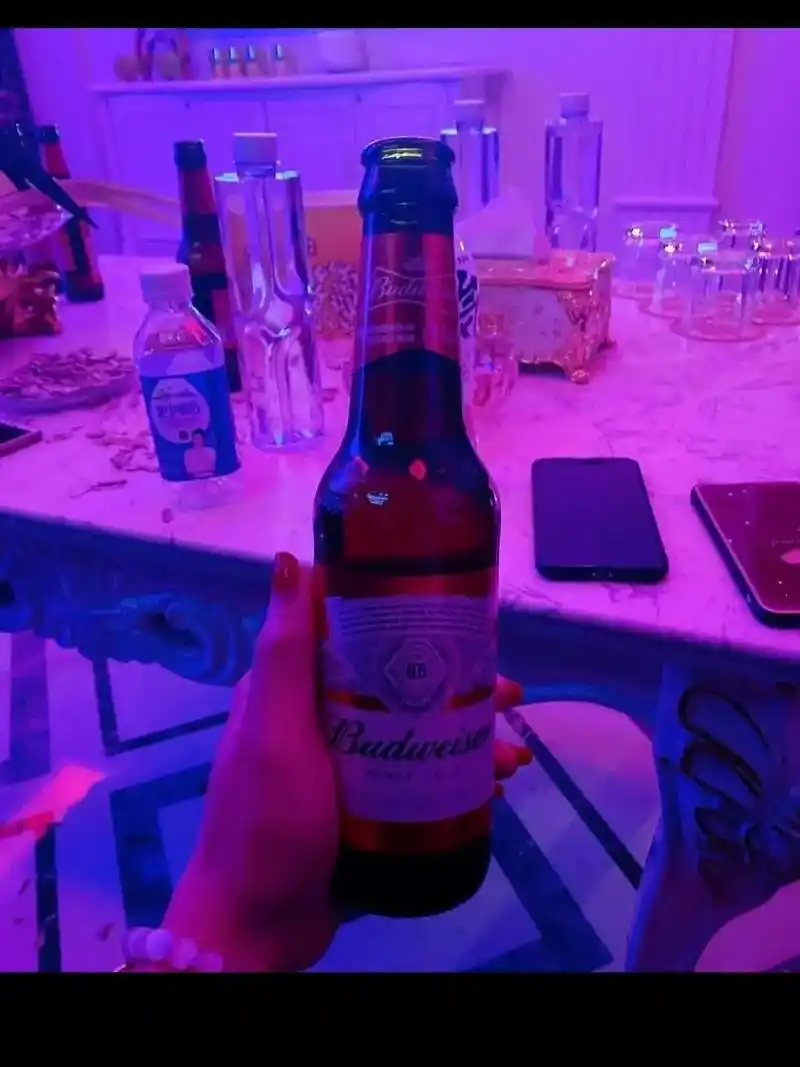 记住了,难过的时候就忍,忍不住就哭,实在不行就喝酒,往死里喝 - 抖音