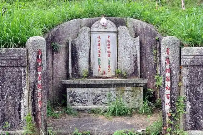 河南出土清朝古墓90岁老太向专家索要文物自称是自家祖坟