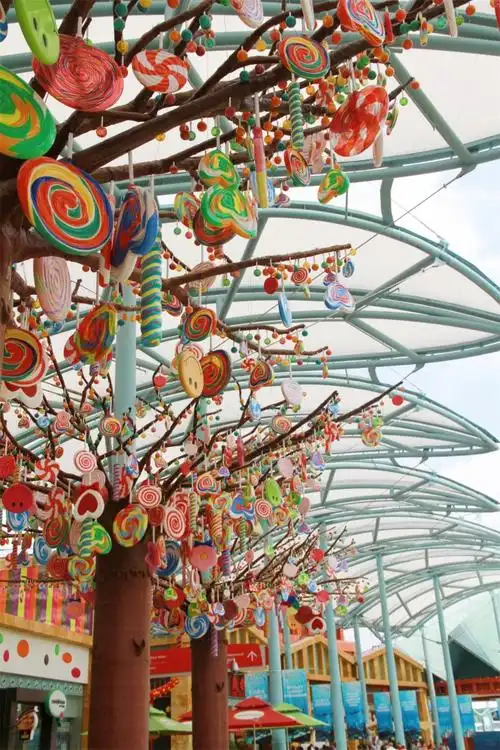 不同种类的糖果,店外巨大棒棒糖,数不清的巧克力加上五彩缤纷的糖果树