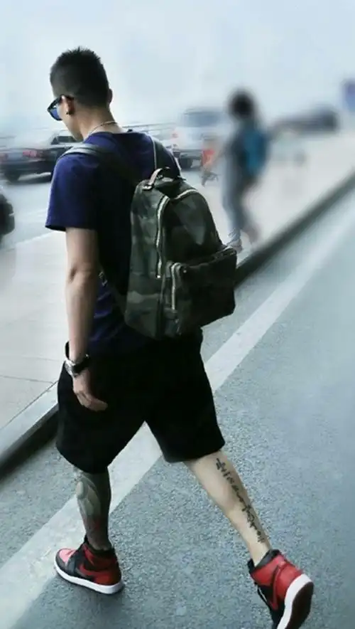 小鲜肉欧豪的腿部个性纹身