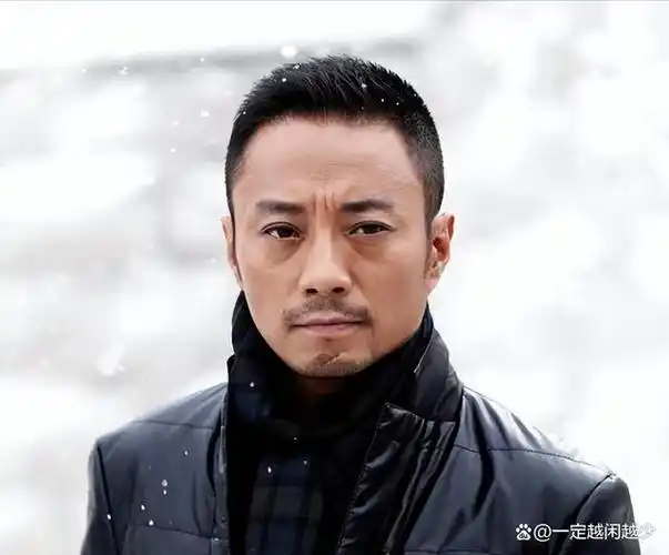 遇贵人冯小刚,获金马奖影帝,张涵予是如何从龙套一步步逆袭的?