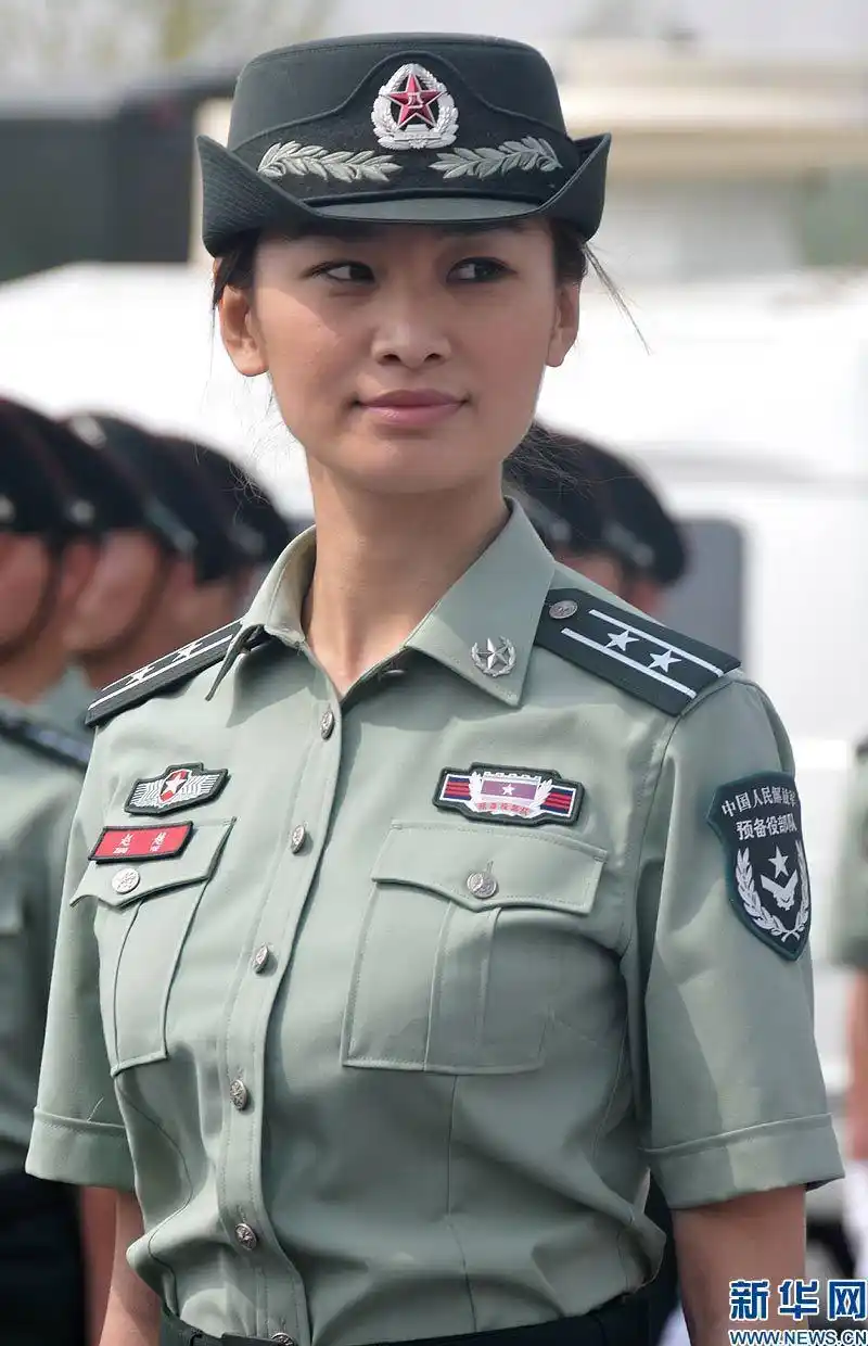 我军举行07预备役军服换装仪式_新浪图库