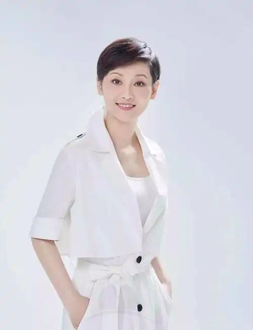 徐帆不愧是冯小刚的老婆,穿旗袍款连衣裙配短发走红毯,气质惊艳