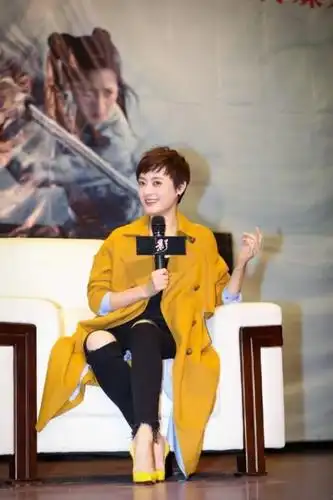 165孙俪和178何穗撞上黄色风衣身高矮了13cm气质却一点也没输