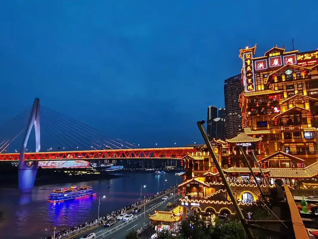 "总要去趟重庆吧!吹吹嘉陵江的晚风,看看洪崖洞,走走南滨路, - 抖音