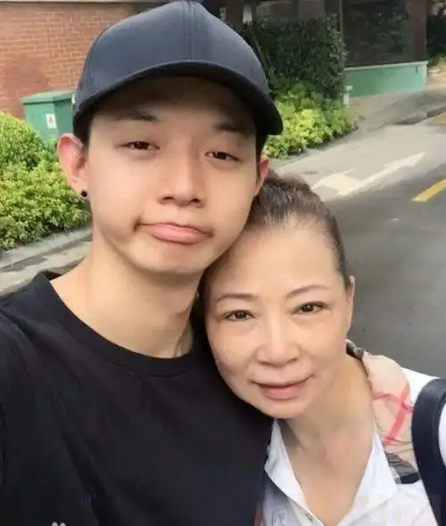 作家陈岚曝霍尊家庭现状,爷爷奶奶重病在床,母亲住院,至今租房_仲小萍