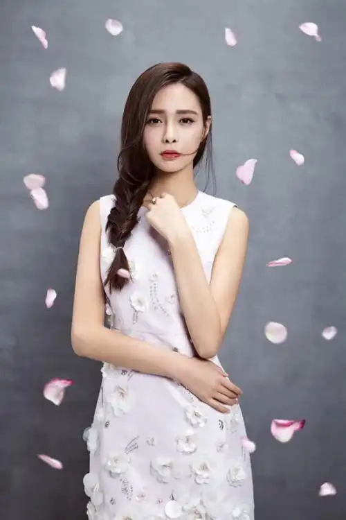 沈梦辰深夜发福利晒性感自拍照网友的注意力却在脖子处