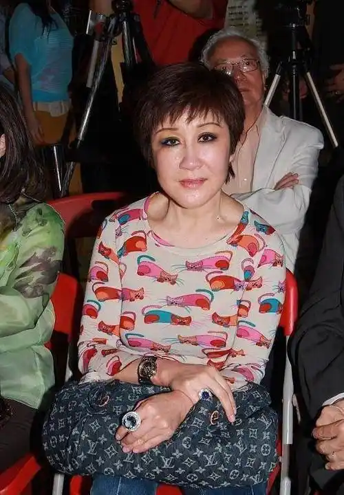 丁佩:李小龙在我床上猝死,前夫向华强养我42年,离婚后还是家人_邹文怀