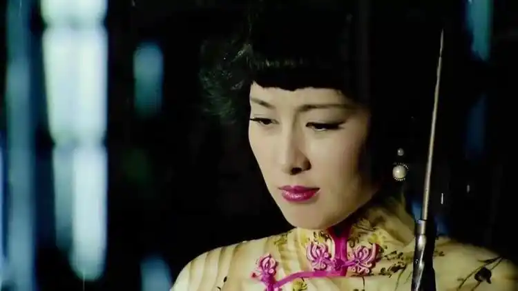 旗袍:大家来劝关萍露离开,关萍露不同意