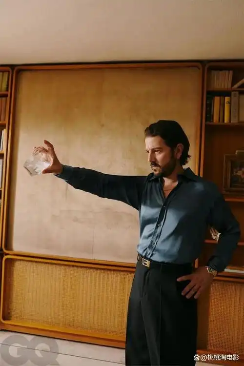 新剧《安多》即将播出,墨西哥演员迭戈·鲁纳登上《gq hype》杂志新刊