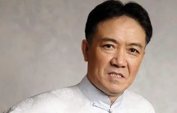 而面对如今的娱乐圈,李幼斌也无能为力,只能严以律己,尽量不接那些烂