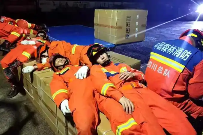 暖心30张照片定格抗震救灾感人瞬间