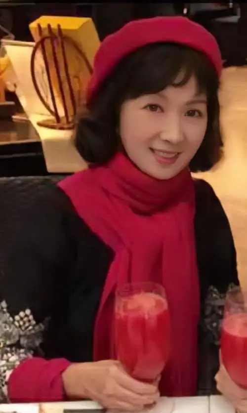 龚雪真会选老年帽,戴上去显发量多不说,红艳的色彩看着也怪喜人