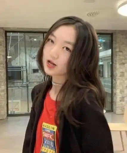 13岁李嫣晒浓妆美照,兔唇疤痕完全消失,造型精致开始走成熟风格_王菲