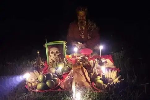 这些被降头师养出来的"小鬼"是可以帮降头师做事的,施法时也可以进行