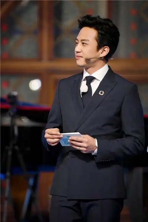 邓超《奔跑吧》西装帅气亮相.jpg