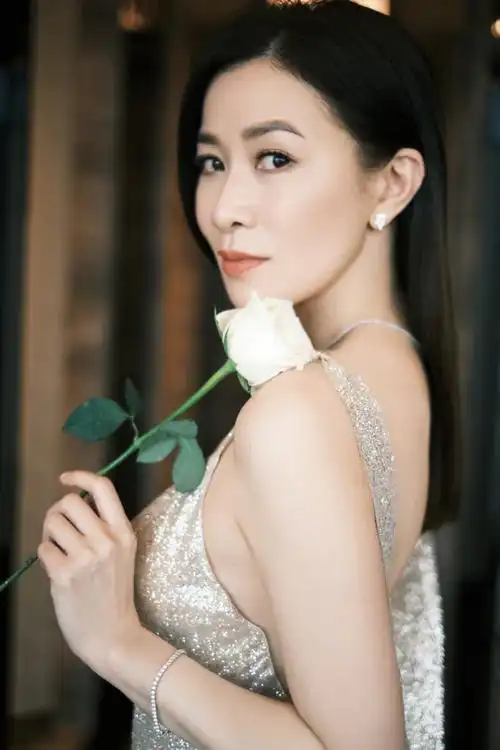 佘诗曼露背银河裙性感写真图片