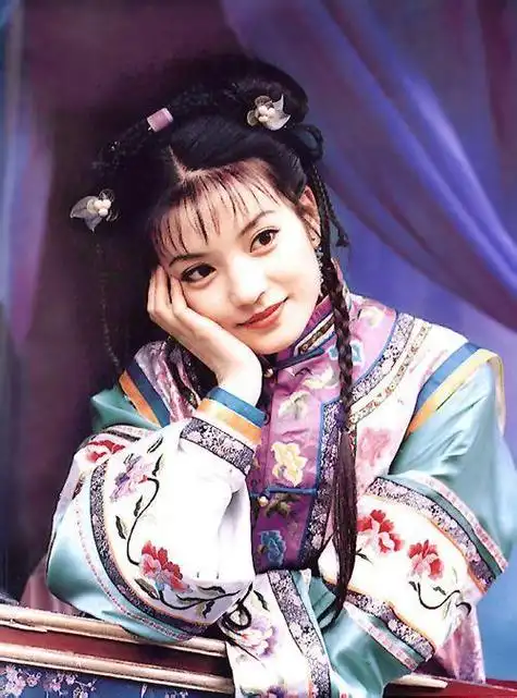 当时剧组内关系很紧张,赵薇还放话没见过一个人演丫鬟能红,16岁的范