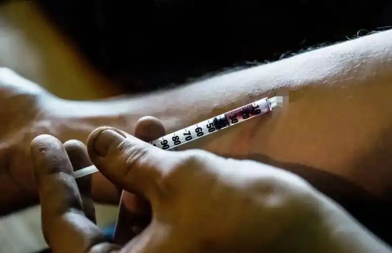 一天,他外出时毒瘾发作,全身犯冷打抖,酸痛乏力,他急忙跑进附近的厕所