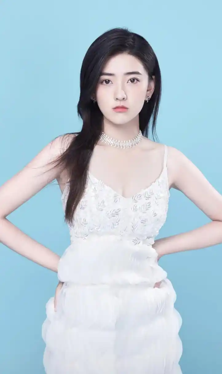 梁洁的这条白色蛋糕裙和脖颈上的白色流苏确实让她看起来更加优雅