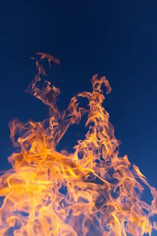 美丽的火焰和蓝蓝的天空照片-正版商用图片1jjtkg-摄图新视界