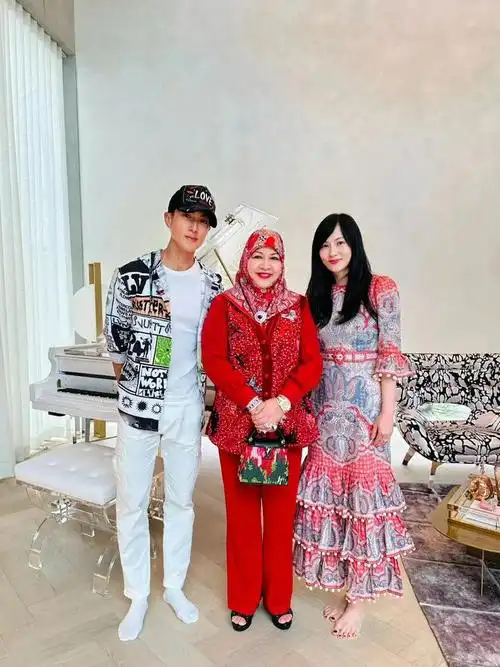 吴尊一家四口过母亲节,在上海街头骑单车载老婆,甜蜜和幸福爆棚