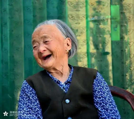 "慈祥奶奶"一头白发,写满了岁月的痕迹.一张笑脸散发着亲情的力量.
