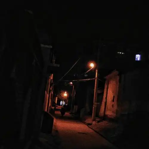 路灯下的人影
