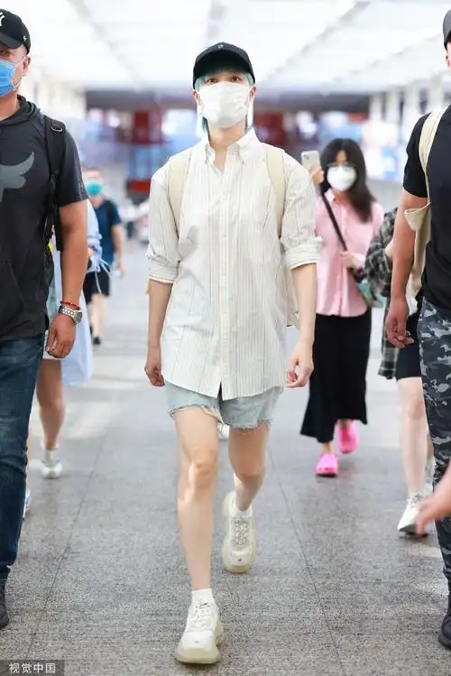 组图李宇春现身首都机场穿牛仔短裤露修长美腿显清爽