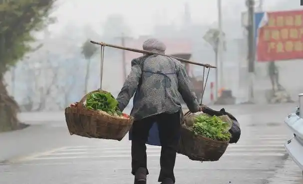高文元永远忘不了他的奶奶,可以说是奶奶把他带大的,如今奶奶早已作古