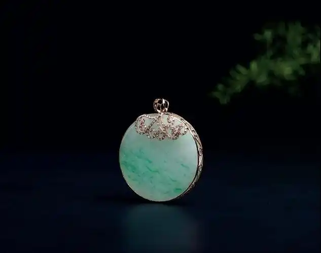 18k金云纹圆形翡翠吊坠