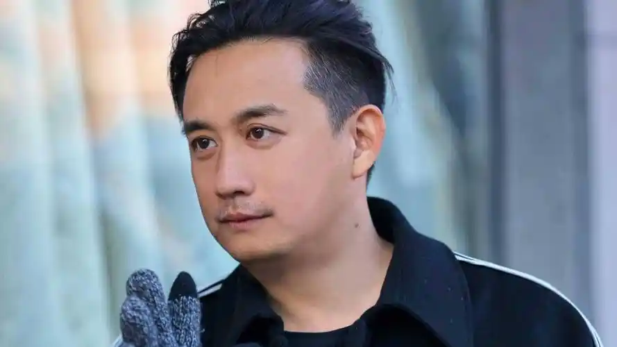 黄磊一家机场偶遇引争议,公众人物与粉丝互动引深思_网友_黄多多_事件