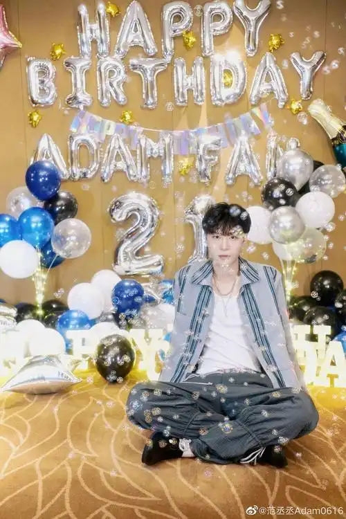 范丞丞21岁生日自拍,双子座大男孩好有趣