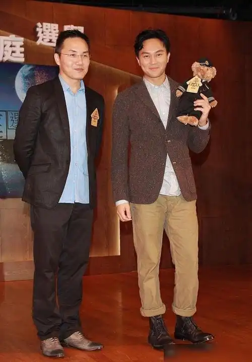 张智霖也太不会穿了身高比老婆袁咏仪高腿显得短了一大截