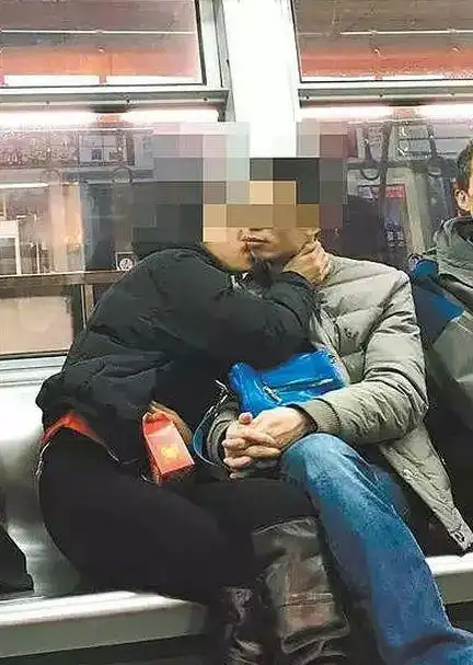 温州星巴克爆情侣大尺度视频网友春天到了公共pda太恶心