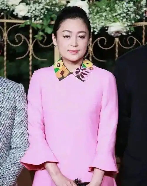 陈凯歌妻子陈红露面,身材臃肿美貌不再,曾被称"大陆第一美女"_工作