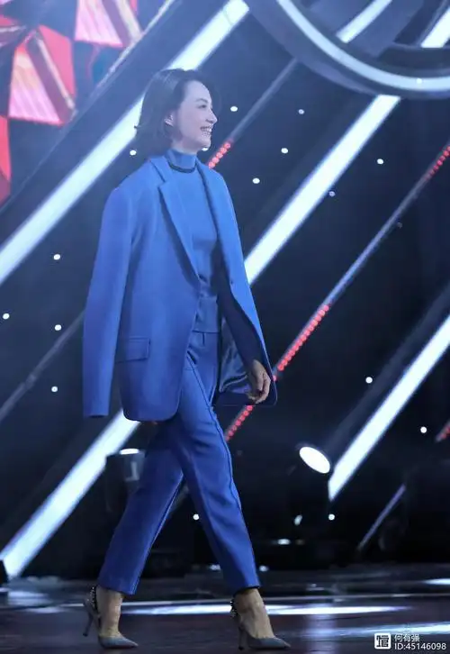 著名主持人董卿气质绝了,身穿蓝色西服套装干练时髦,气场全开