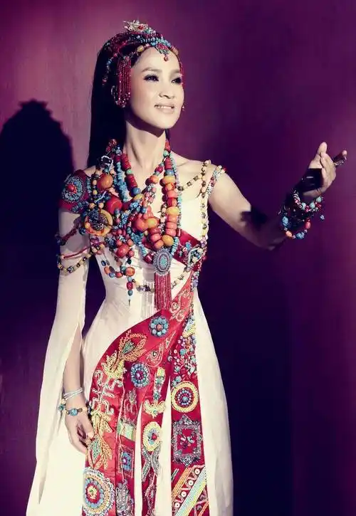 旺姆,曾获《星光大道》年度冠军,圆梦至今,仍是美丽的单身女神