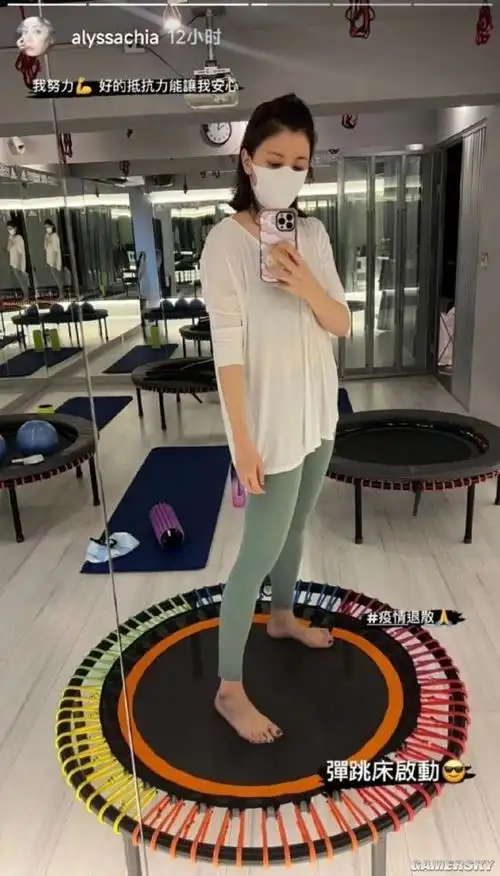 47岁贾静雯晒近照紧身运动裤练空中倒立健身身材颜值让网友惊叹