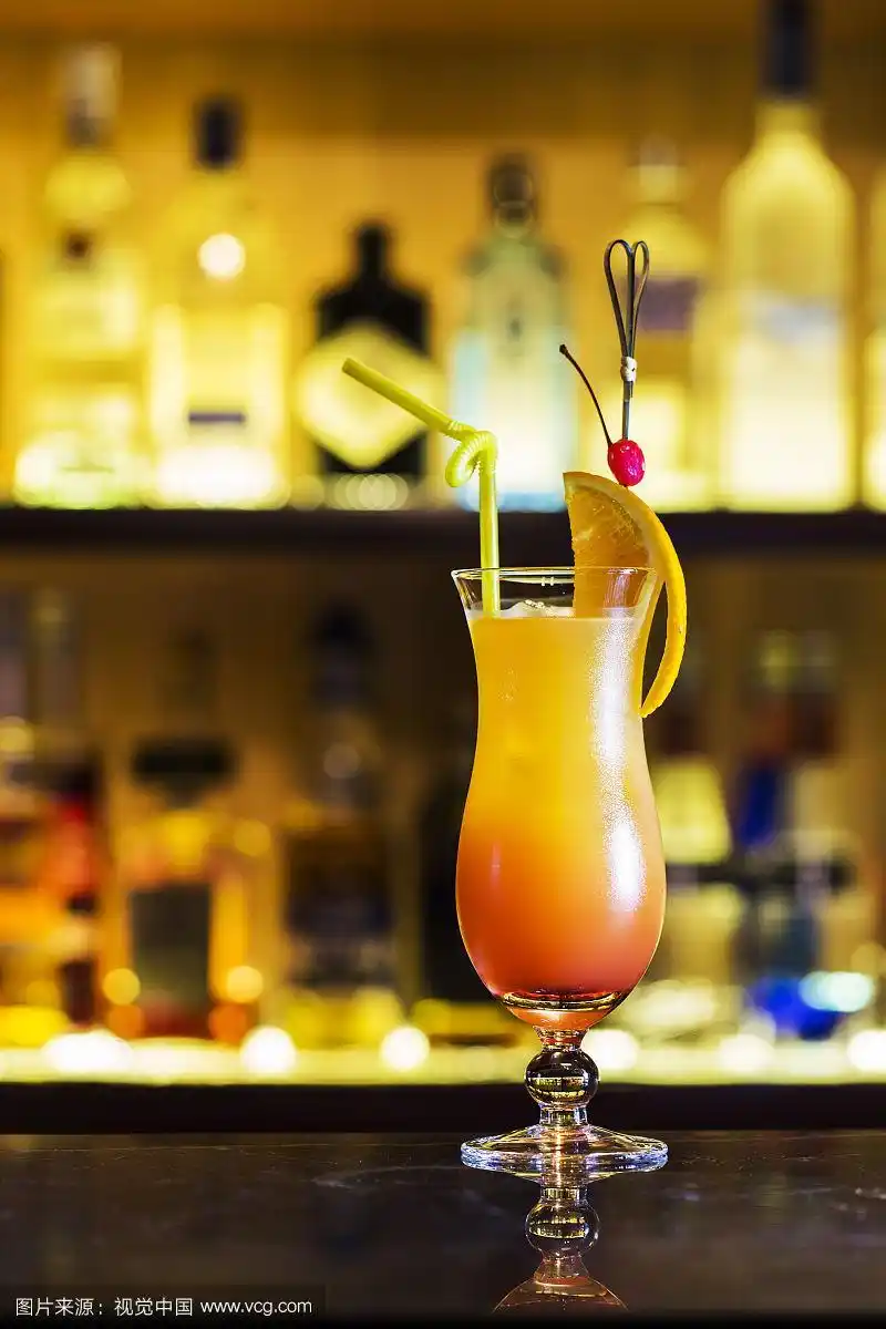 吧台上的鸡尾酒
