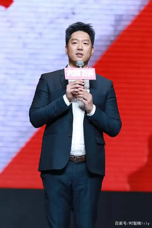 凌潇肃的脸蛋看着真挺圆的,五官有点憔悴,但身材是真的膀