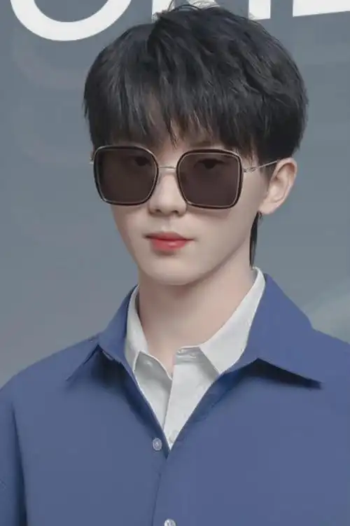 期待时代少年团对长马嘉祺一身黑西装正义盎然